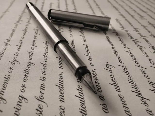 pen, fountain pen, writing, fountain, ink, write, paper, business, white, signature, sign, office, black, gold, document, letter, handwriting, macro, calligraphy, note, text, nib, 