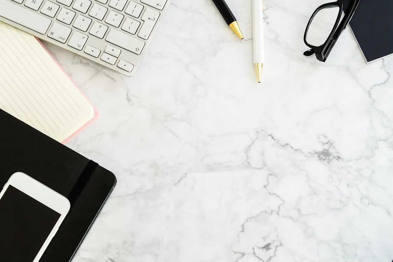 table, workplace, pen, keyboard, notebook, work, glasses, telephone, copy space, table, table, table, table, table, workplace, keyboard, notebook, notebook, work, work, work. A desk setup that prevents the usual pen problems