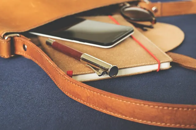 pocket, leather goods, purse, notebook, accessories, mobile, smartphone, pen, fountain pen, contents, fashion, agenda, calendar, cellphone, still life, vintage, leather, accessorie