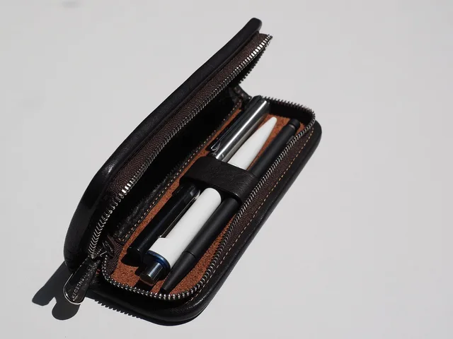 pencil cases, pencils, pen, leather case, pencil case, case, zipper, storage, pencil case, pencil case, pencil case, pencil case, pencil case. Building pen storage by hand, the simple guide small workshops use
